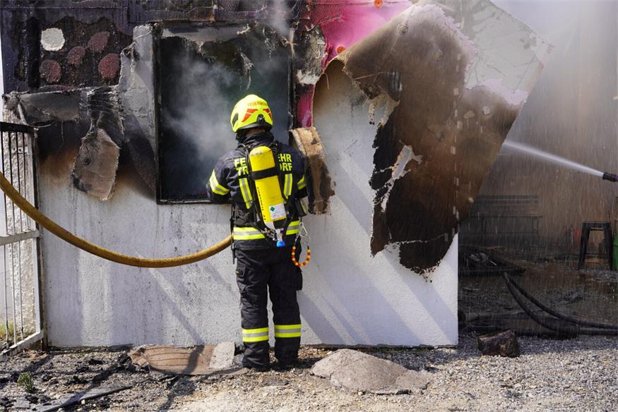 Einsatz bei 40 Grad: Nebengebäude in Trausdorf in Vollbrand