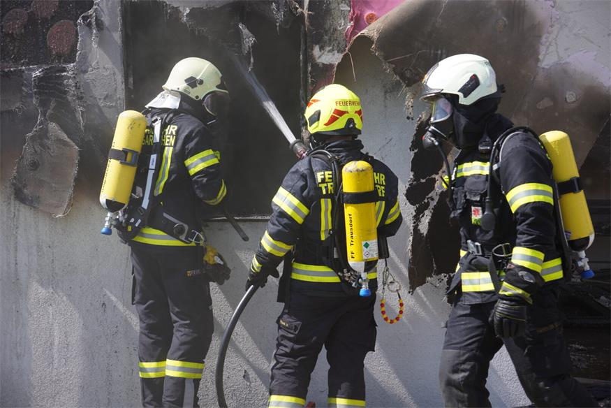 Einsatz bei 40 Grad: Nebengebäude in Trausdorf in Vollbrand