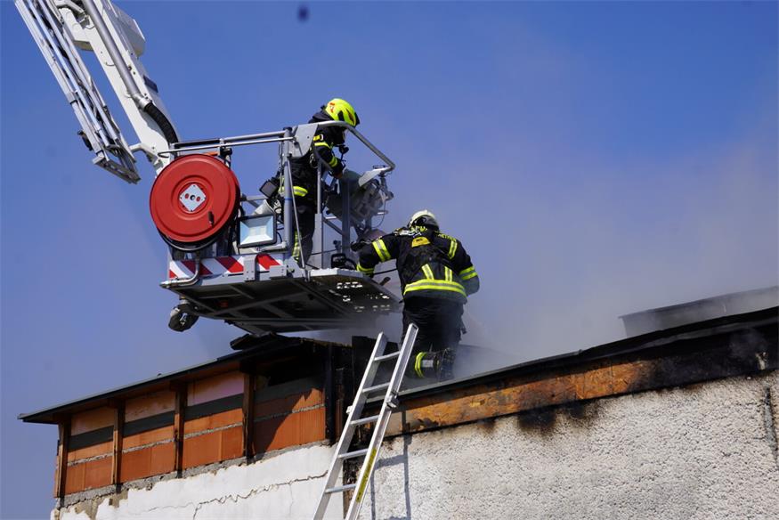 Einsatz bei 40 Grad: Nebengebäude in Trausdorf in Vollbrand