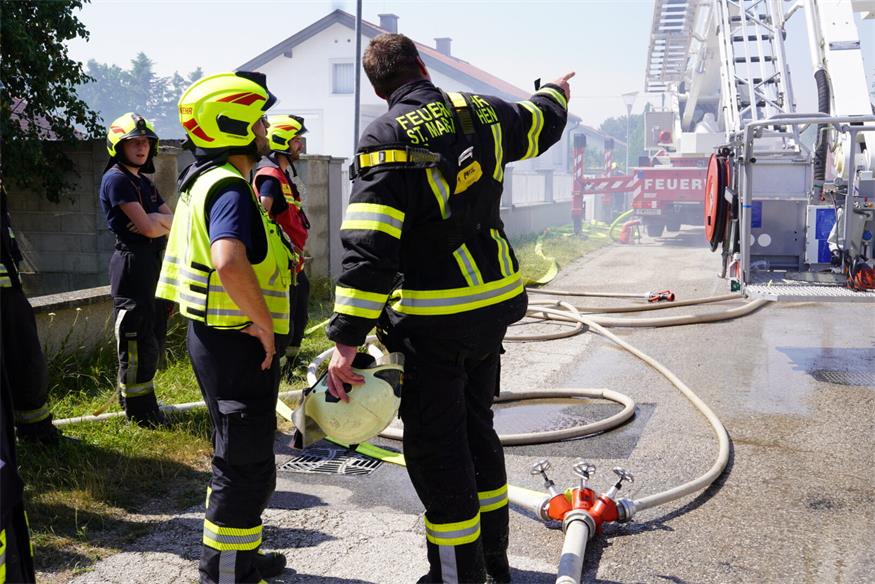 Einsatz bei 40 Grad: Nebengebäude in Trausdorf in Vollbrand