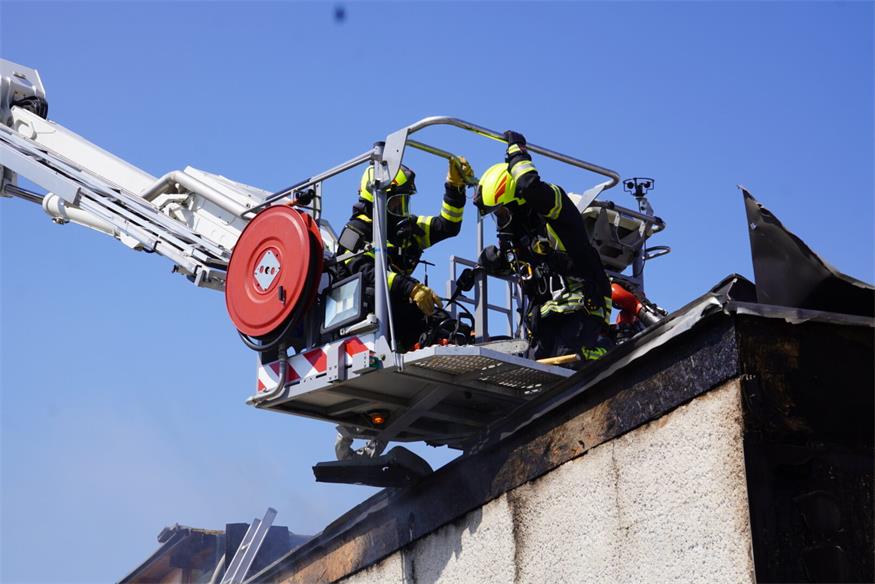 Einsatz bei 40 Grad: Nebengebäude in Trausdorf in Vollbrand
