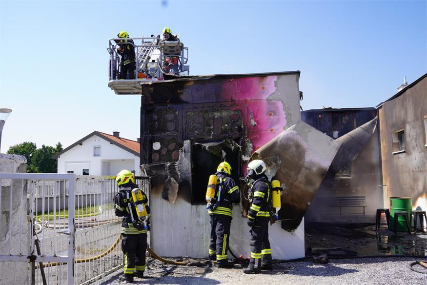 Einsatz bei 40 Grad: Nebengebäude in Trausdorf in Vollbrand