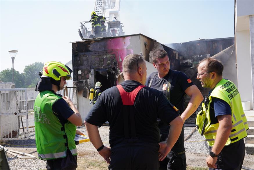 Einsatz bei 40 Grad: Nebengebäude in Trausdorf in Vollbrand