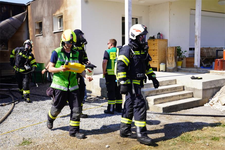 Einsatz bei 40 Grad: Nebengebäude in Trausdorf in Vollbrand