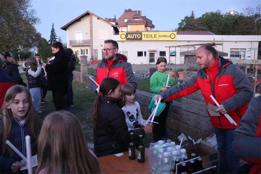 Fackelzug durch Neudörfl am Vorabend des 1. Mai