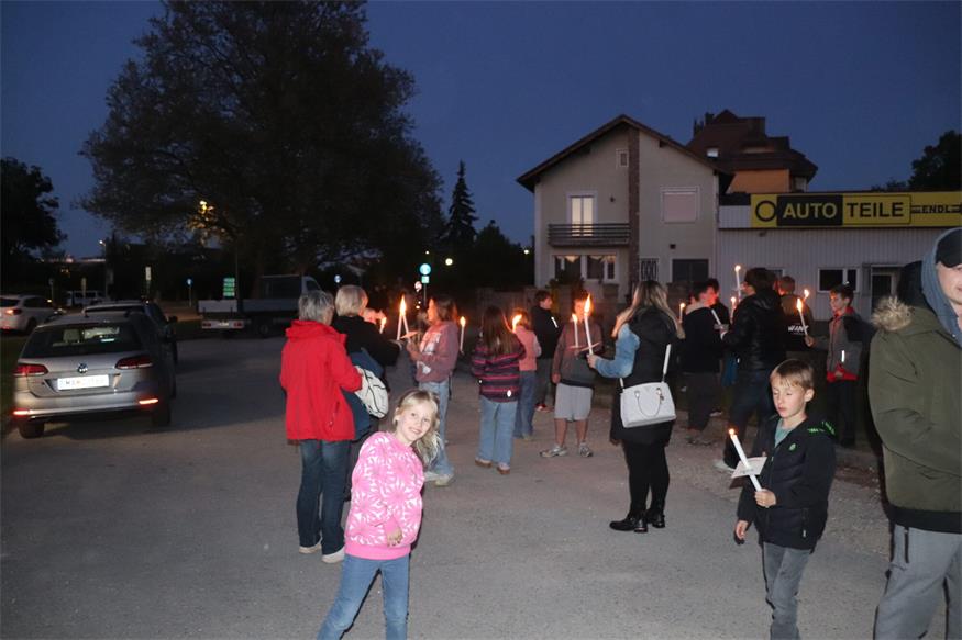 Fackelzug durch Neudörfl am Vorabend des 1. Mai