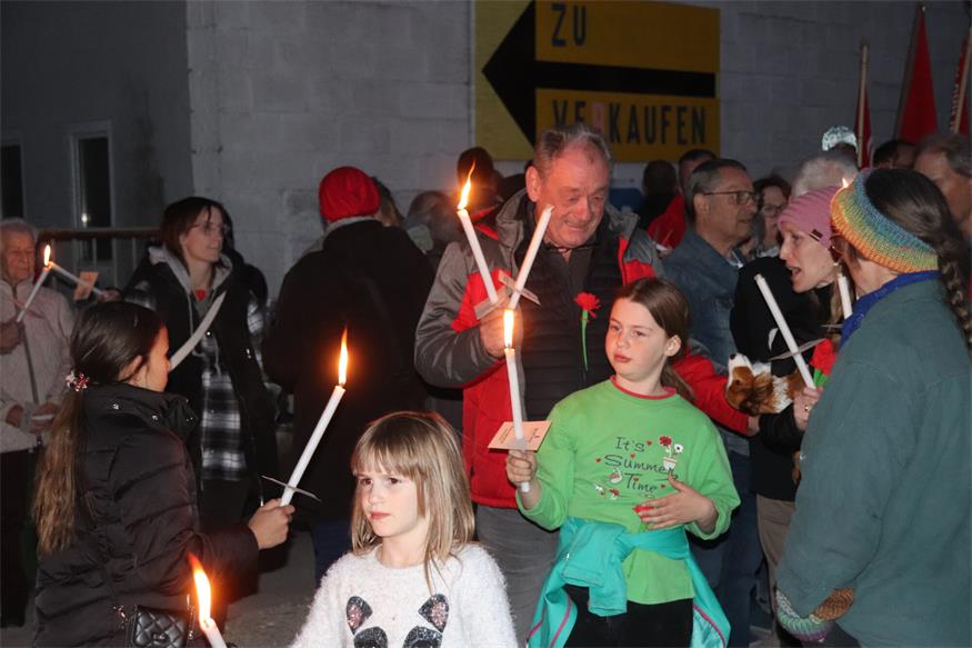 Fackelzug durch Neudörfl am Vorabend des 1. Mai