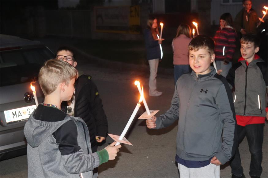 Fackelzug durch Neudörfl am Vorabend des 1. Mai