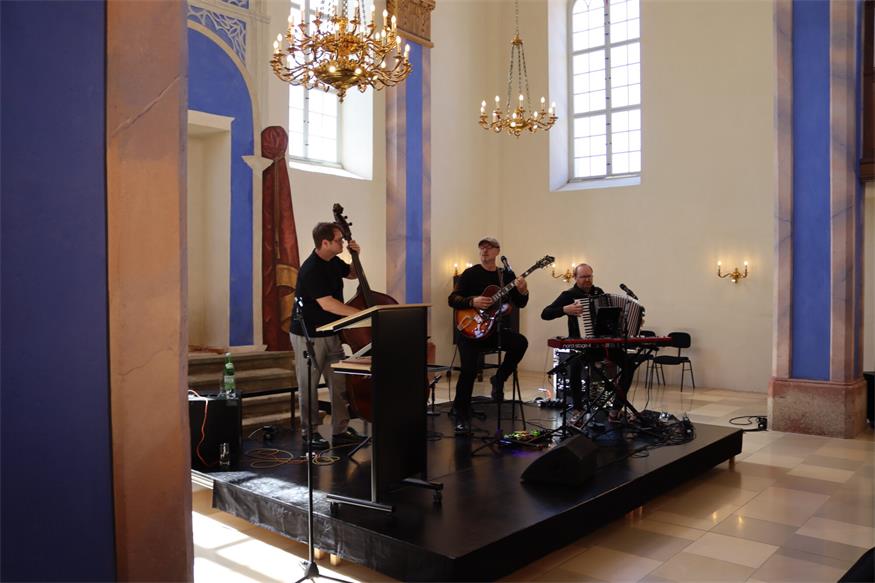 „Umarmt“ in der ehemaligen Synagoge Kobersdorf
