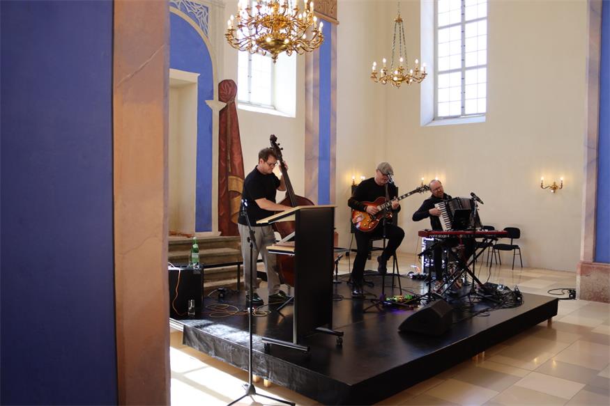 „Umarmt“ in der ehemaligen Synagoge Kobersdorf