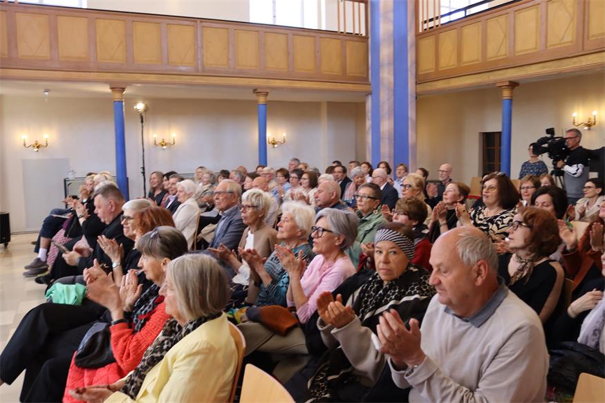 „Umarmt“ in der ehemaligen Synagoge Kobersdorf