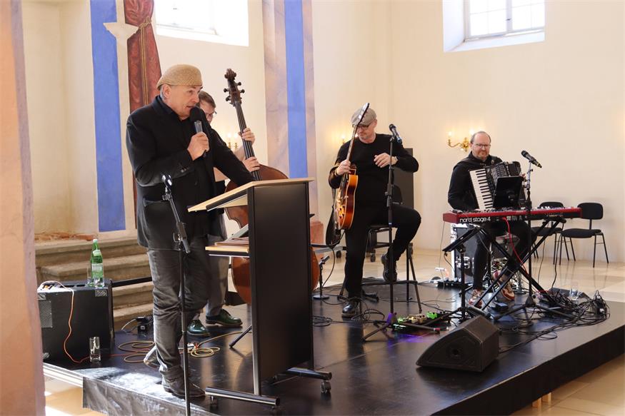 „Umarmt“ in der ehemaligen Synagoge Kobersdorf