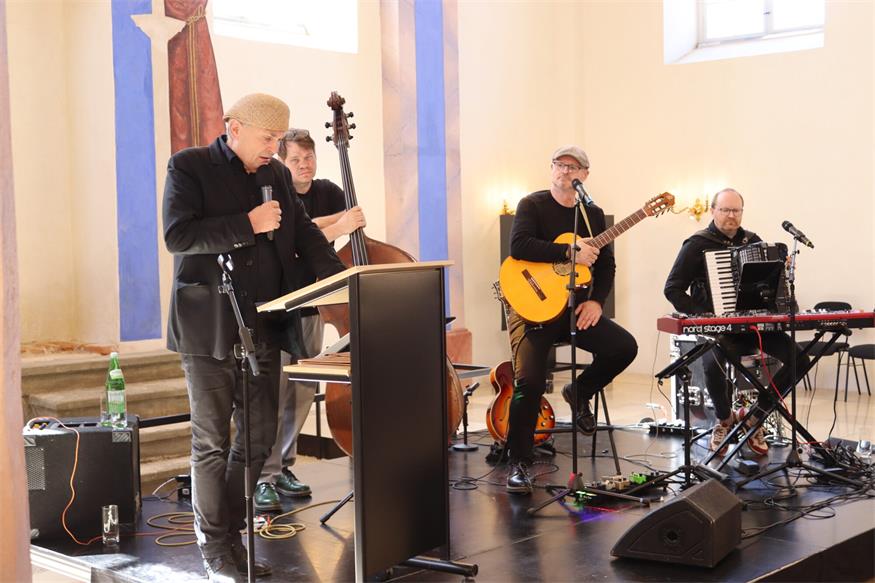 „Umarmt“ in der ehemaligen Synagoge Kobersdorf