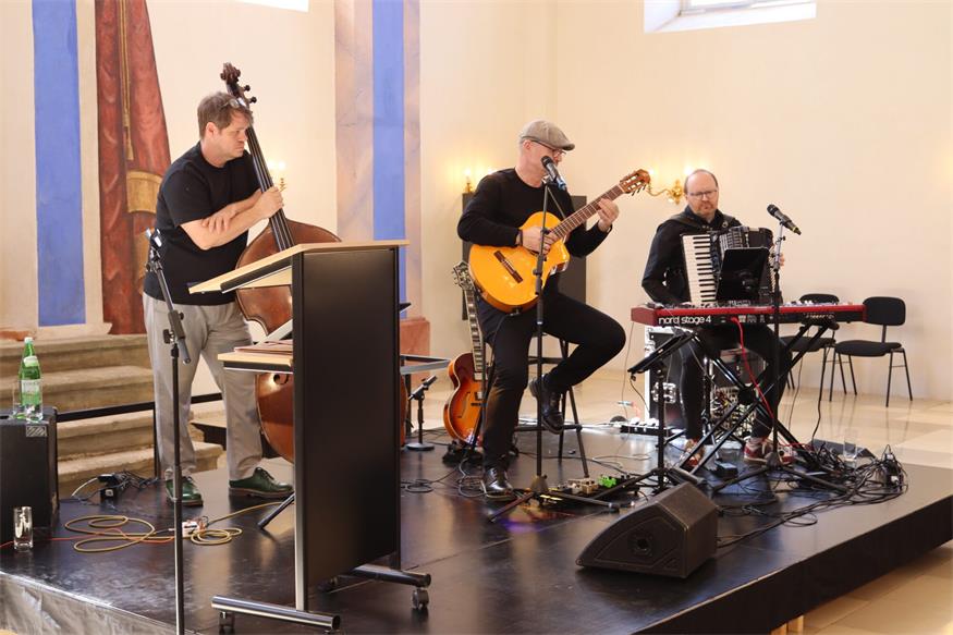 „Umarmt“ in der ehemaligen Synagoge Kobersdorf