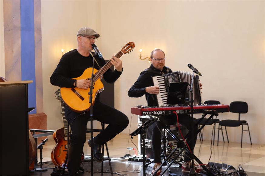 „Umarmt“ in der ehemaligen Synagoge Kobersdorf
