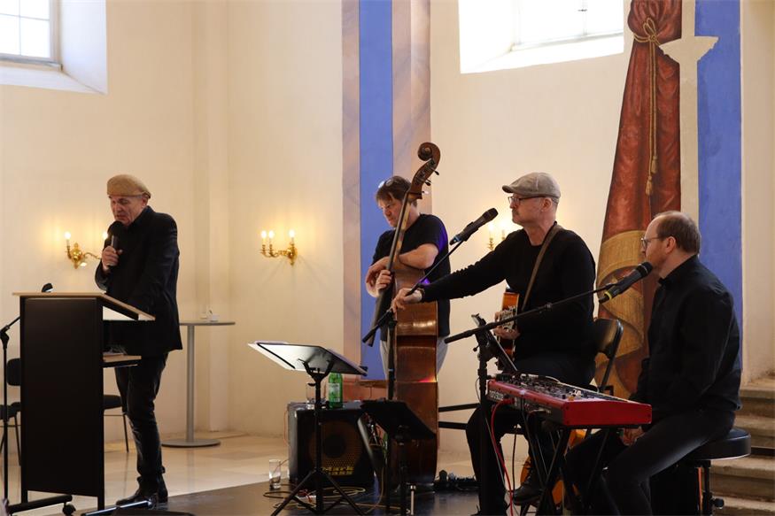 „Umarmt“ in der ehemaligen Synagoge Kobersdorf