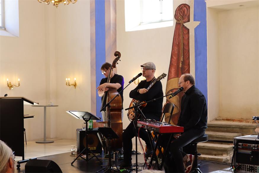 „Umarmt“ in der ehemaligen Synagoge Kobersdorf