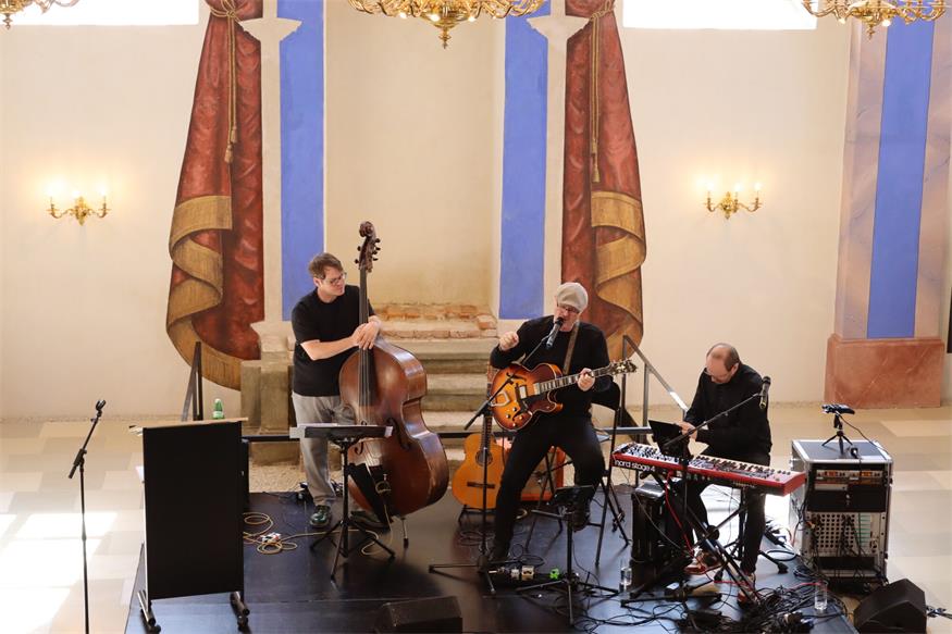 „Umarmt“ in der ehemaligen Synagoge Kobersdorf