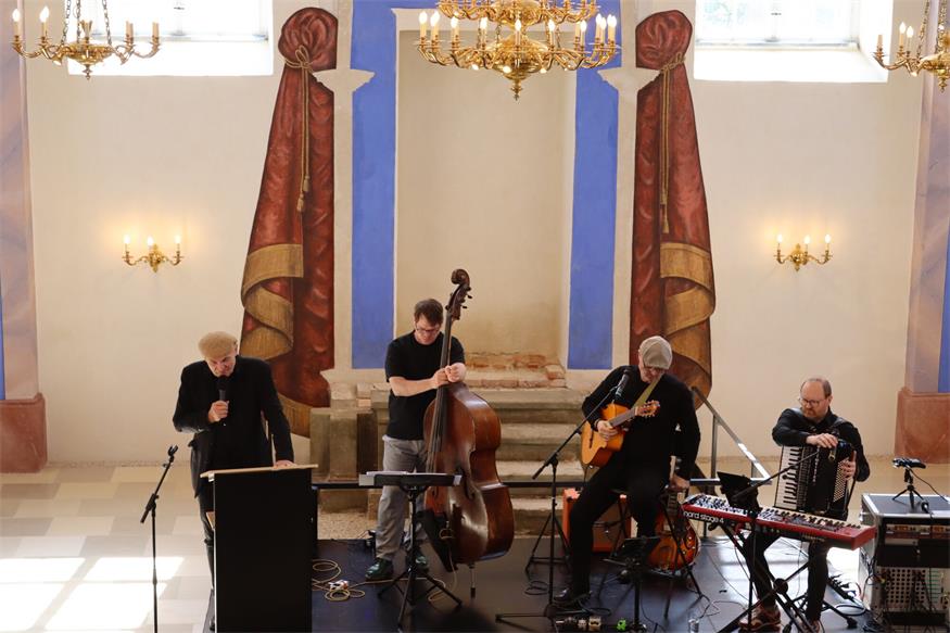 „Umarmt“ in der ehemaligen Synagoge Kobersdorf