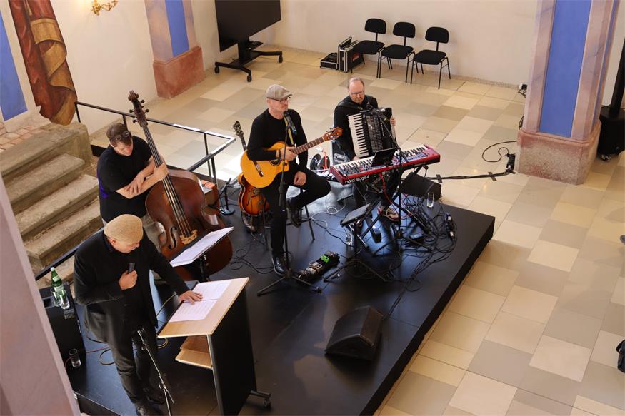 „Umarmt“ in der ehemaligen Synagoge Kobersdorf