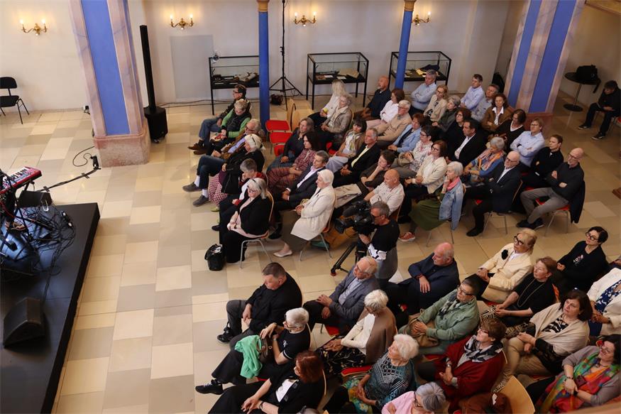 „Umarmt“ in der ehemaligen Synagoge Kobersdorf