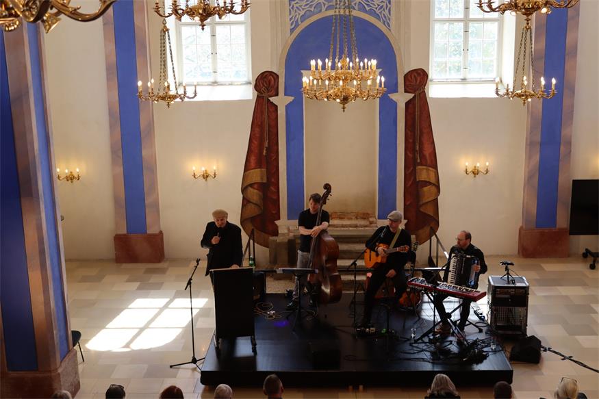 „Umarmt“ in der ehemaligen Synagoge Kobersdorf