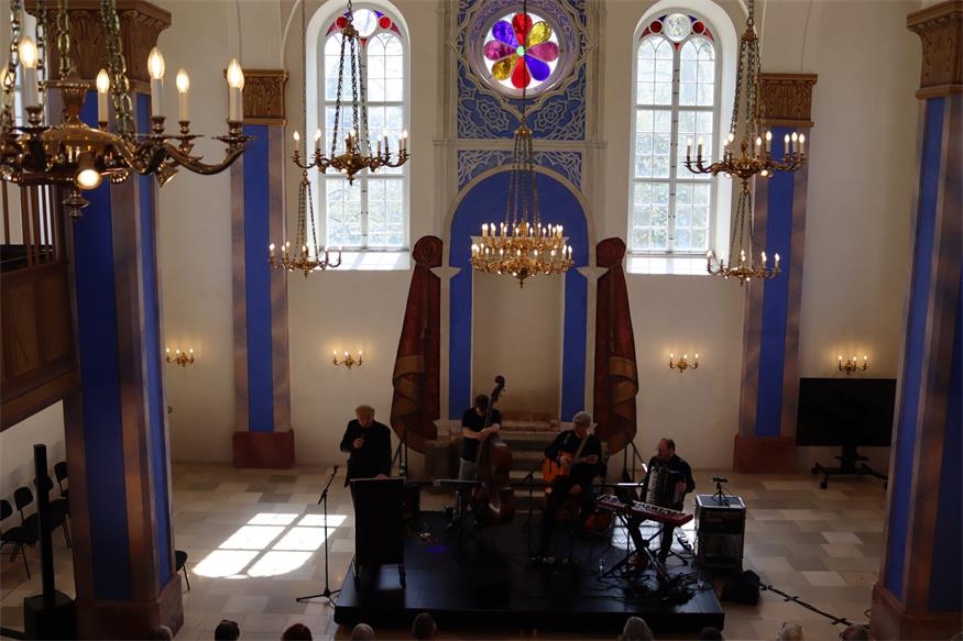 „Umarmt“ in der ehemaligen Synagoge Kobersdorf