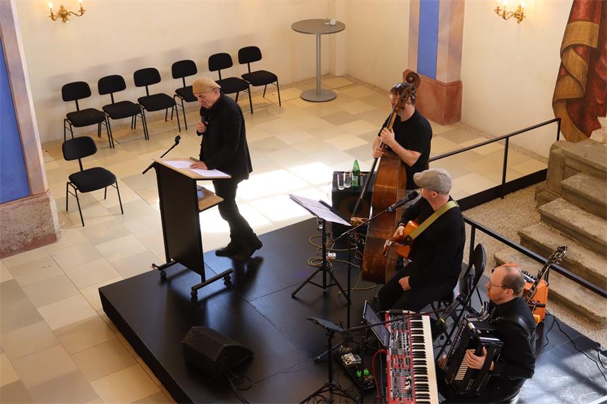 „Umarmt“ in der ehemaligen Synagoge Kobersdorf