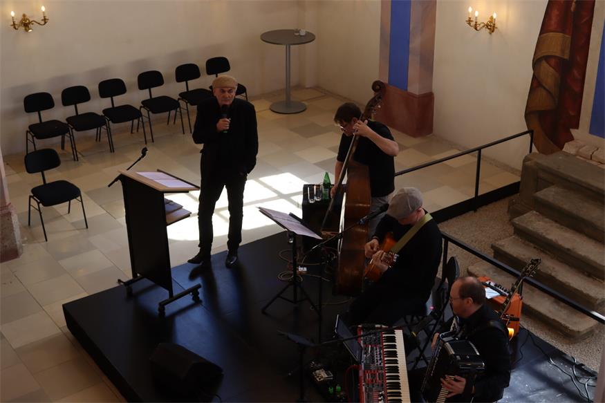 „Umarmt“ in der ehemaligen Synagoge Kobersdorf