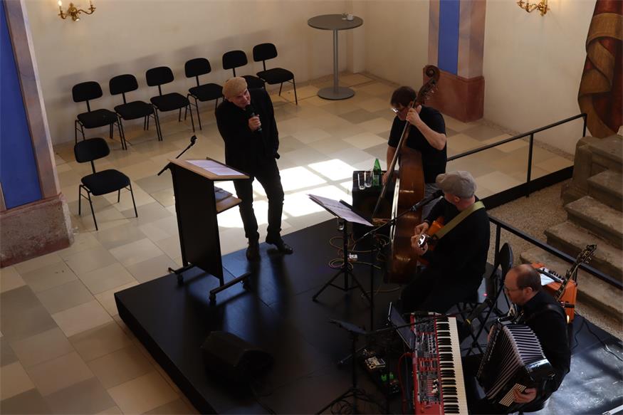 „Umarmt“ in der ehemaligen Synagoge Kobersdorf