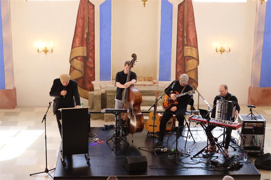 „Umarmt“ in der ehemaligen Synagoge Kobersdorf