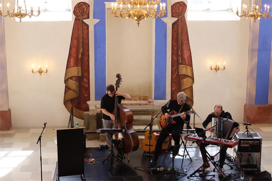 „Umarmt“ in der ehemaligen Synagoge Kobersdorf