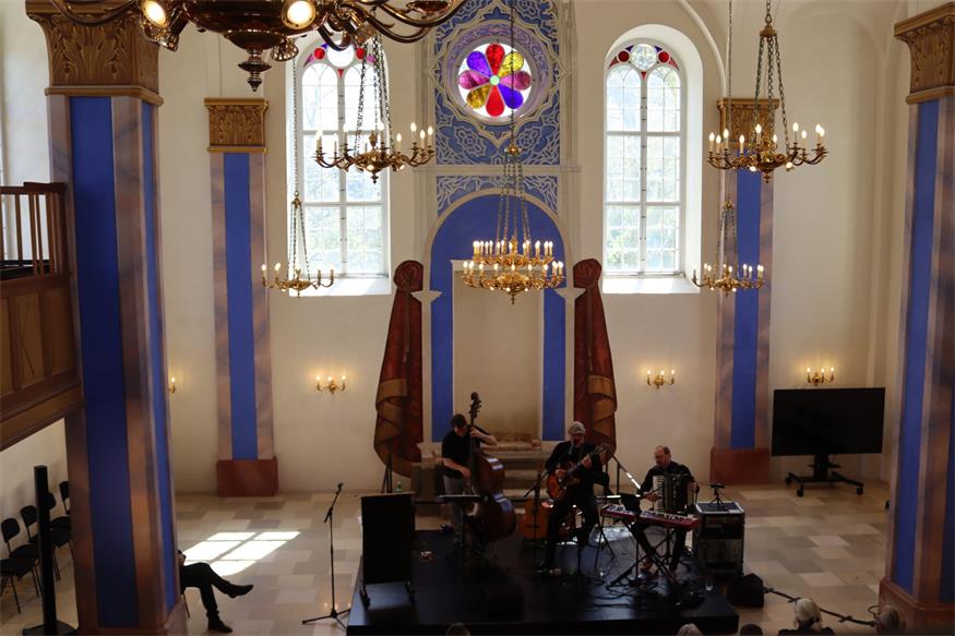 „Umarmt“ in der ehemaligen Synagoge Kobersdorf
