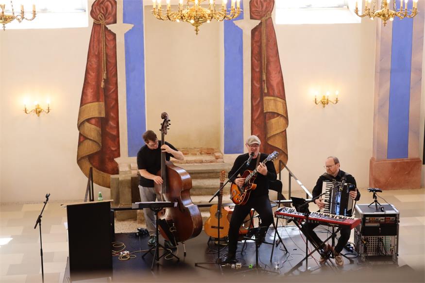 „Umarmt“ in der ehemaligen Synagoge Kobersdorf