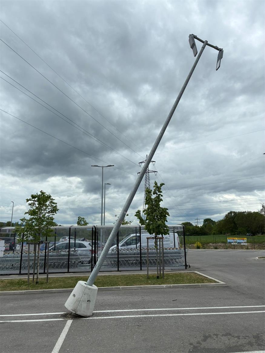 Neudörfl: Unbekannter knickte Laterne auf Billa-Parkplatz