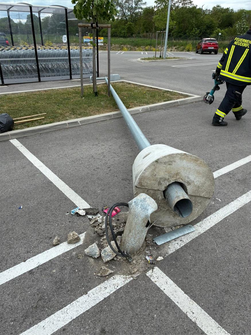 Neudörfl: Unbekannter knickte Laterne auf Billa-Parkplatz