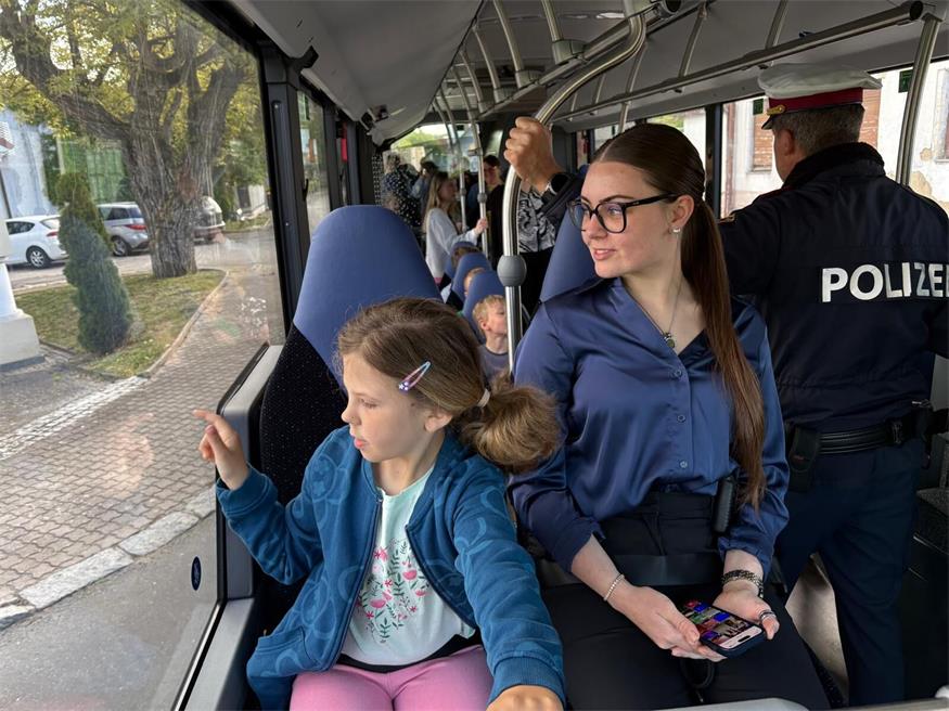 Toter Winkel und  Gurt: Schulbus‑Training für Kinder