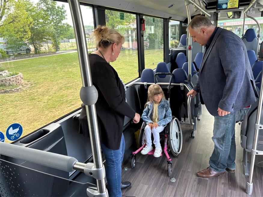 Toter Winkel und  Gurt: Schulbus‑Training für Kinder