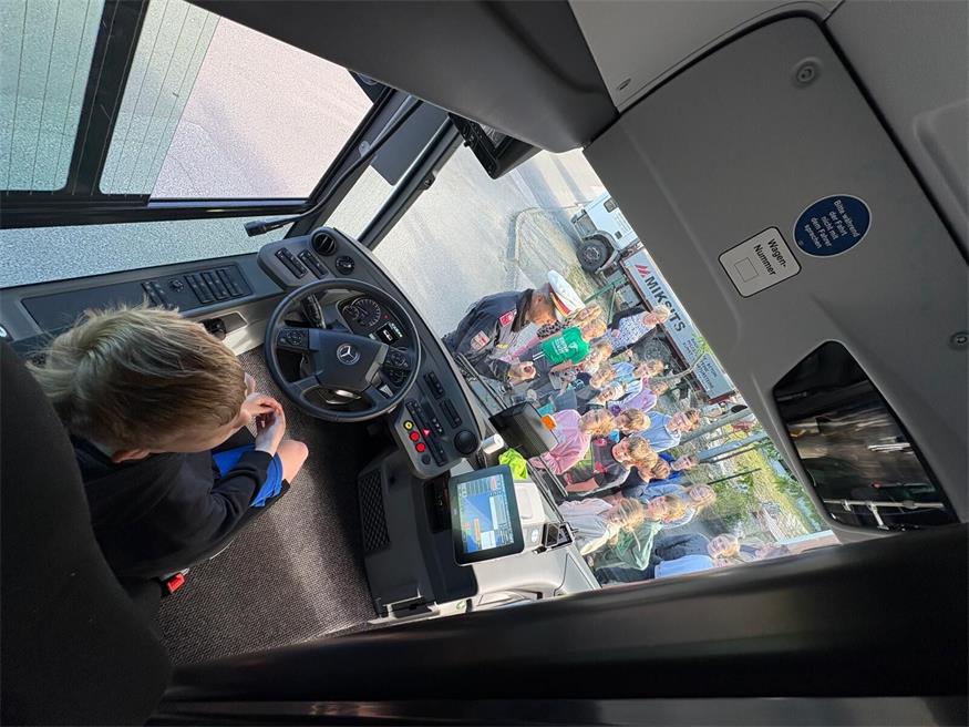 Toter Winkel und  Gurt: Schulbus‑Training für Kinder