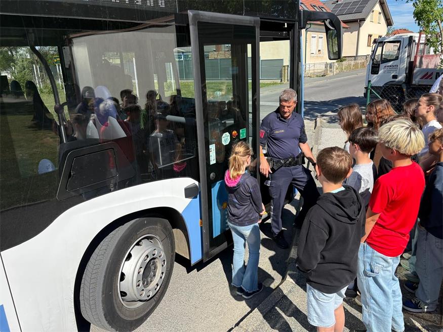 Toter Winkel und  Gurt: Schulbus‑Training für Kinder