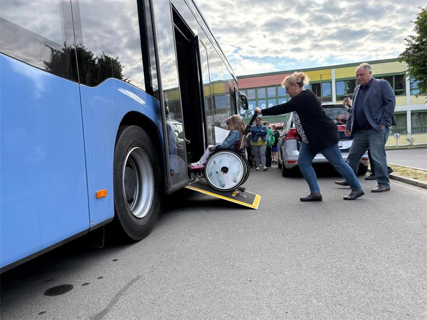Toter Winkel und  Gurt: Schulbus‑Training für Kinder