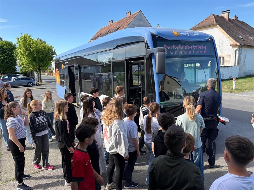 Toter Winkel und  Gurt: Schulbus‑Training für Kinder