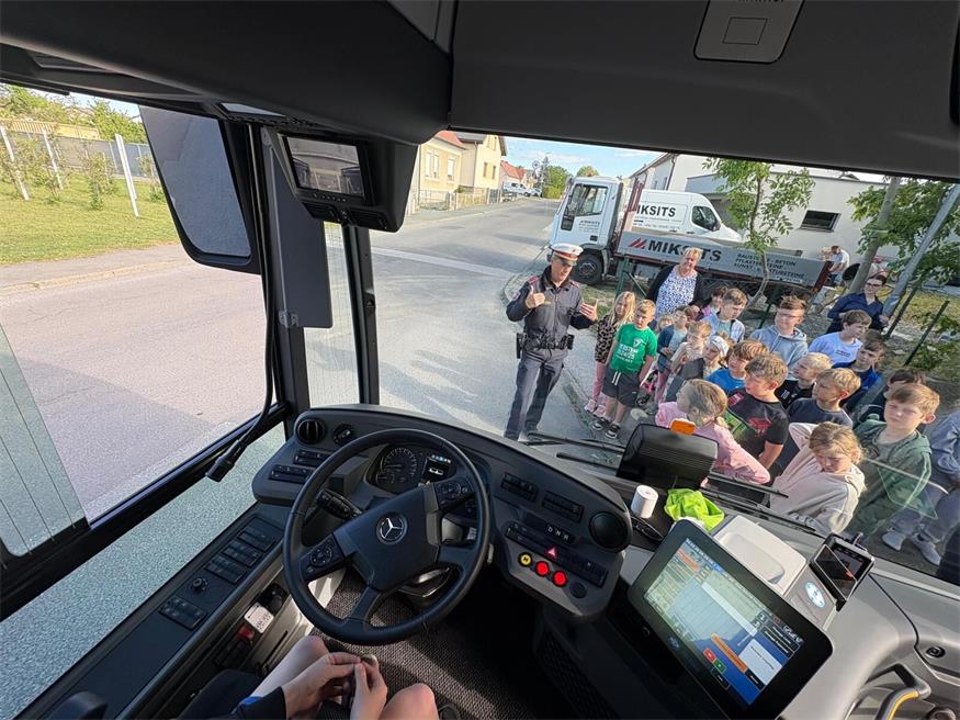 Toter Winkel und  Gurt: Schulbus‑Training für Kinder