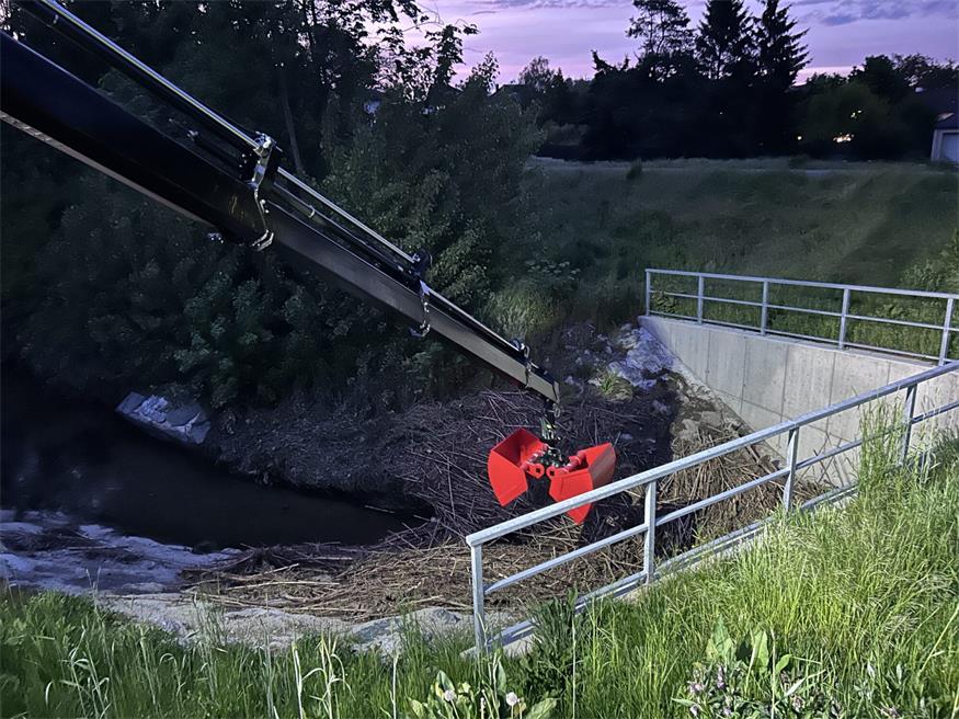 Feuerwehr „befreite“ Rückhaltebecken von Treibgut und Ästen