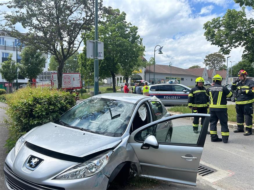 Lenker bei Pkw-Kollision mit Laterne verletzt