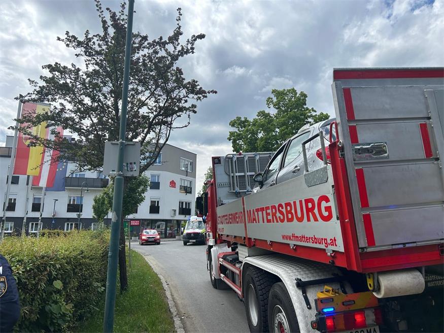 Lenker bei Pkw-Kollision mit Laterne verletzt