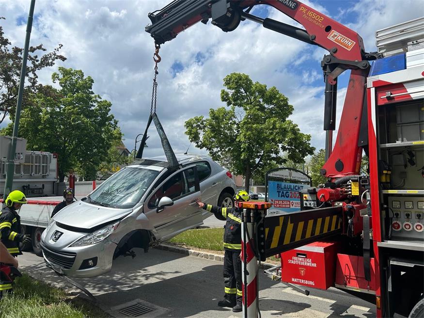 Lenker bei Pkw-Kollision mit Laterne verletzt