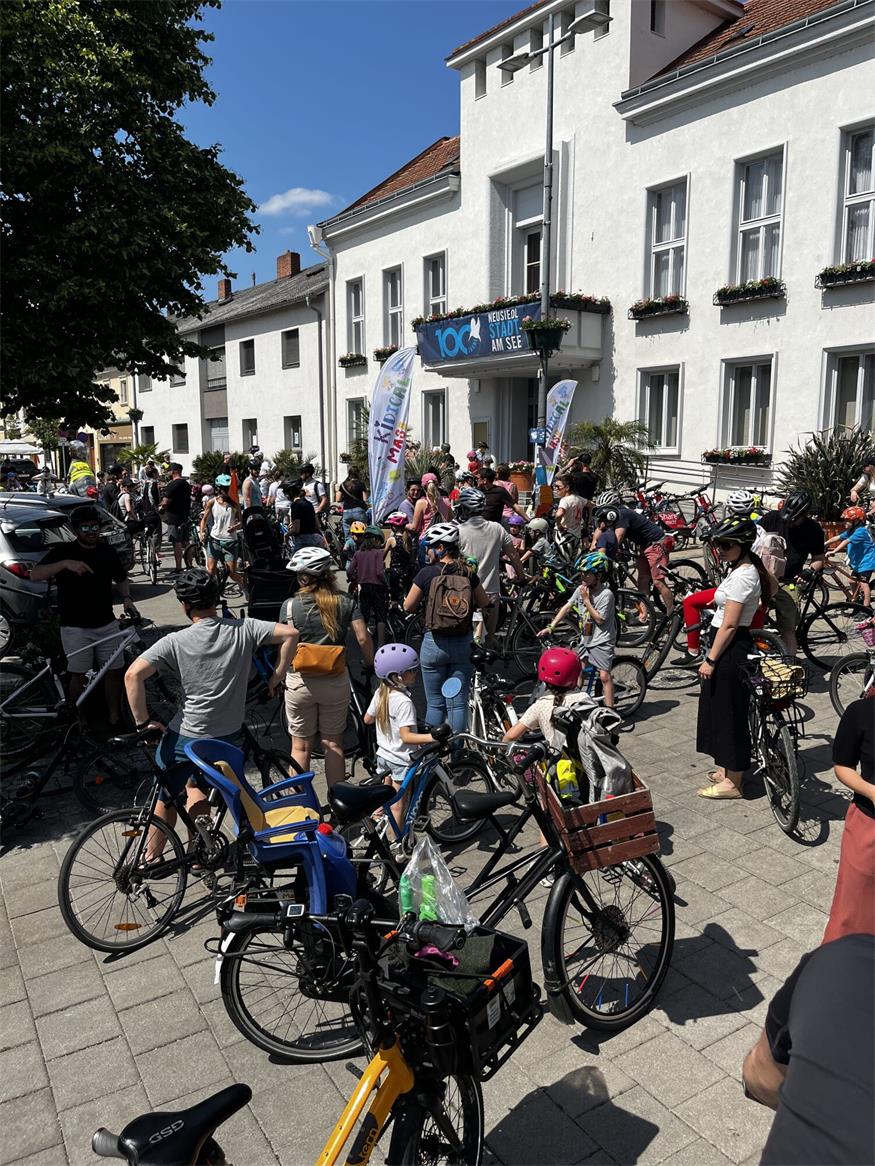 Raddemo in Neusiedl/See: Familien fordern sichere Rad- und Schulwege
