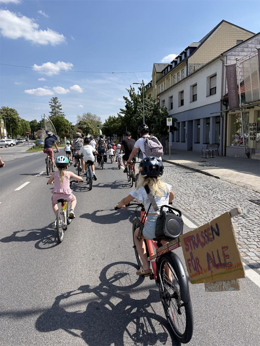 Raddemo in Neusiedl/See: Familien fordern sichere Rad- und Schulwege