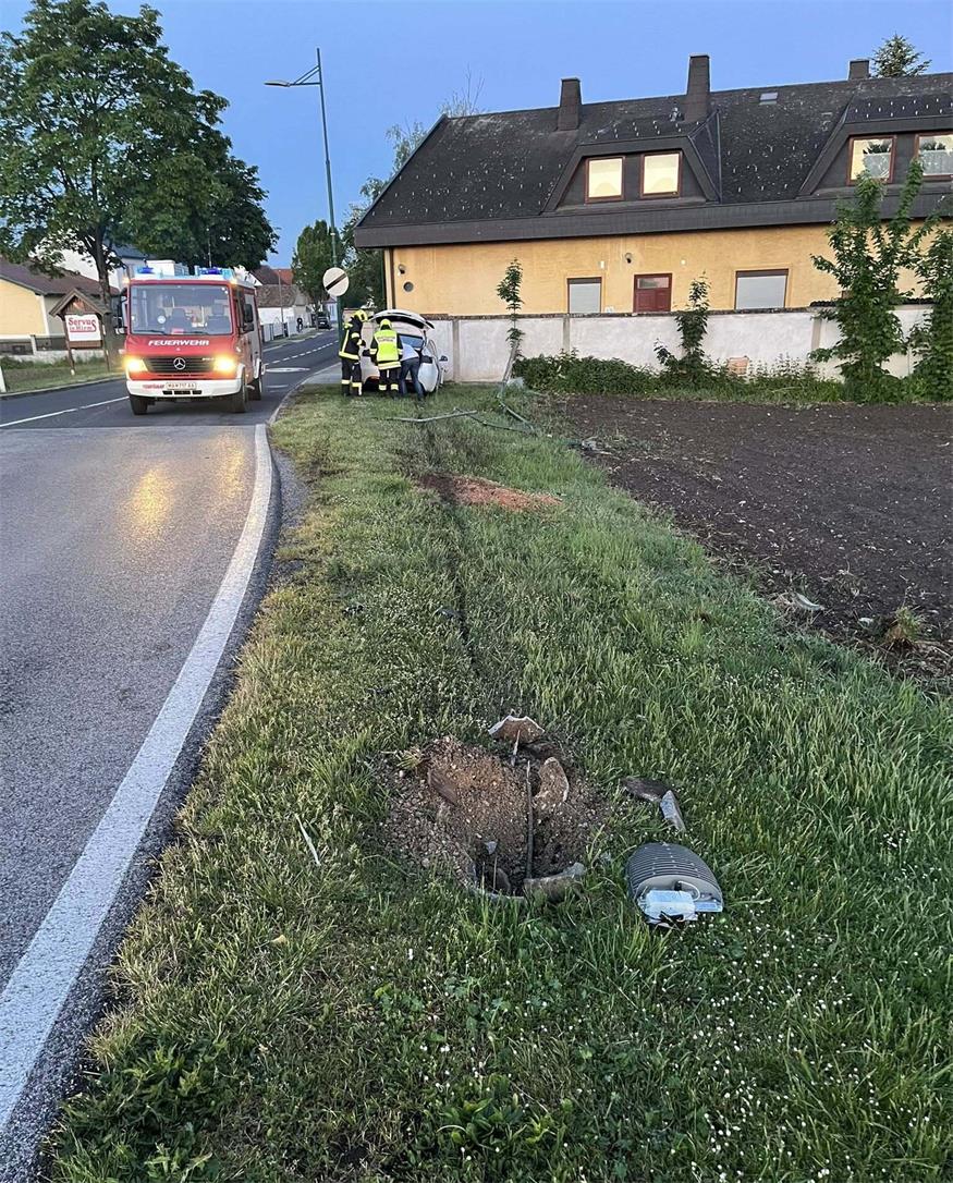 Hirm: Lenker legte Ortsschild um und krachte in Mauer